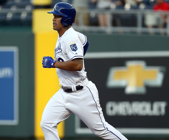 Cheslor Cuthbert se fue de 4-1 con un jonrón, este martes en el juego de los Royals de Kansas City frente a los Medias Rojas de Boston. LA PRENSA/Jamie Squire/Getty Images/AFP