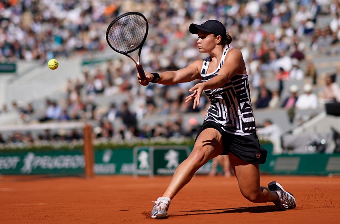 La australiana Ashleigh Barty derrotó a la checa Marketa Vondrousova en la final femenina del Roland Garros. LA PRENSA/AFP/Kenzo TRIBOUILLARD