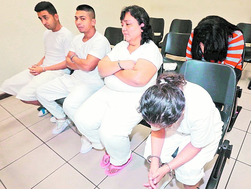 «Viudas negras», el grupo de las pandillas de El Salvador que obligaba a mujeres a casarse con desconocidos para matarlos y cobrar el seguro