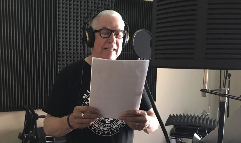Luis Enrique Mejía Godoy grabando su canción premonitoria “Carta de un preso político”. LA PRENSA/Cortesía