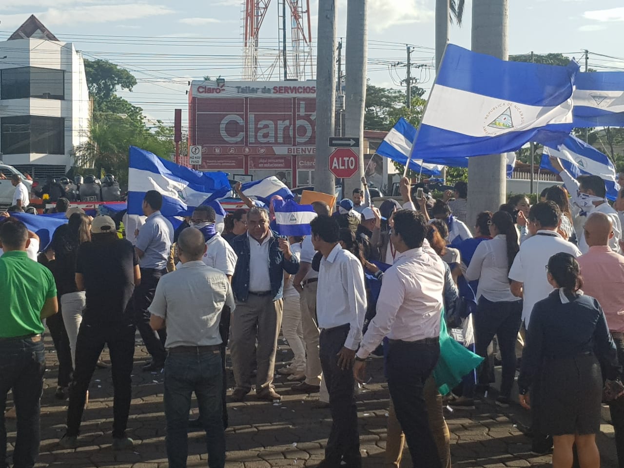Pobladores se manifiestan cerca de la carretera a Masaya