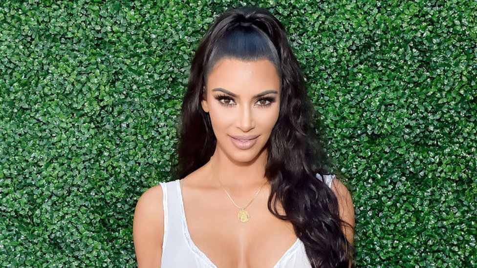 Kim Kardashian sufre psoriasis. Así se maquilla las piernas para disimular la inflamación y las rojeces