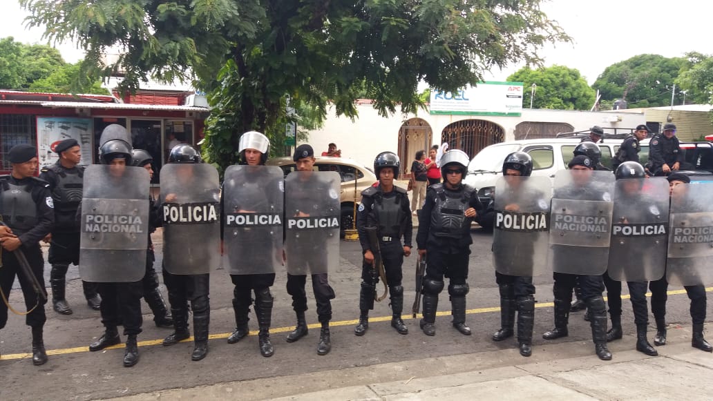 Policía Orteguista asedia a manifestantes en un hotel de Managua