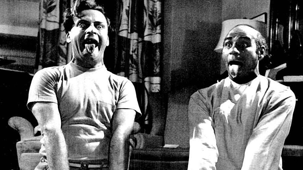 El concierto que el gigante musical Yehudi Menuhin dirigió parado de cabeza (y qué tiene que ver con que millones hagan yoga en Occidente)