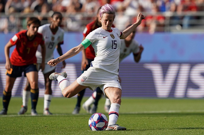 Megan Rapinoe (15) anotó desde el punto de penalti el gol que le aseguró el avance a cuartos de final a Estados Unidos, al vencer a España este lunes en el Mundial de Fútbol Femenino, en Reims, Francia. LA PRENSA/ AFP/ Lionel BONAVENTURE