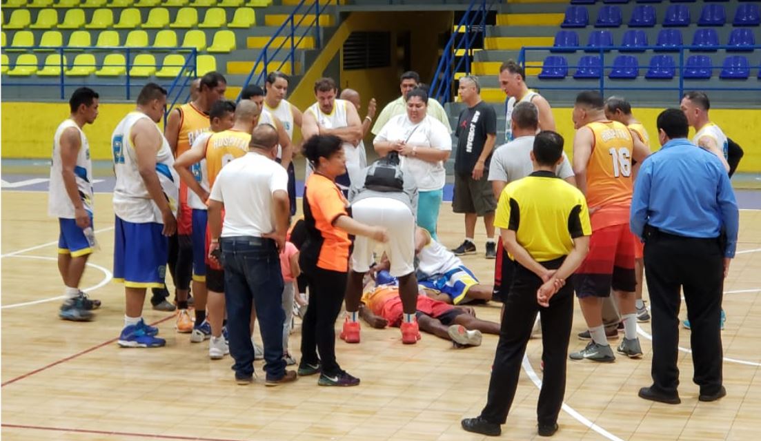 Un jugador muere de un infarto durante un partido de baloncesto en el Polideportivo España