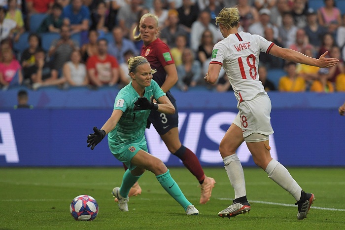 Ellen White (18) marcó el segundo de los tres goles de Inglaterra este jueves ante Noruega, en los cuartos de final de la Copa del Mundo de Futbol Femenino. LA PRENSA/AFP / LOIC VENANCE