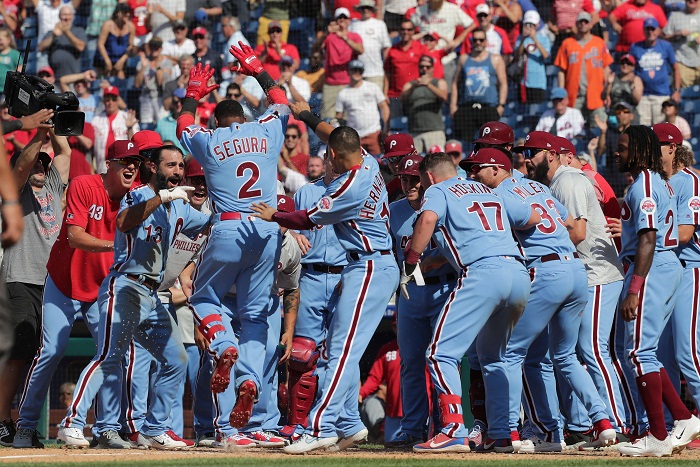 Jean Segura (2) fue recibido de manera efusiva en el home plate tras conectar el jonrón que terminó el juego y le dio la victoria a los Filis de Filadelfia sobre los Mets de Nueva York. LA PRENSA/Hunter Martin/Getty Images/AFP