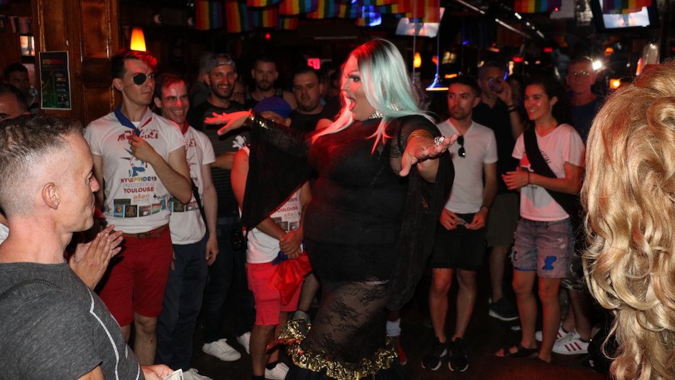 Cómo es hoy Stonewall Inn, el bar de Nueva York donde ocurrió la revuelta por los derechos gay hace 50 años