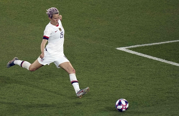 Megan Rapinoe anotó de tiro libre uno de sus dos goles, con los que le dio la victoria a Estados Unidos frente a Francia en semifinales del Mundial de Futbol Femenino, este viernes en París. LA PRENSA/ AFP/ Kenzo TRIBOUILLARD
