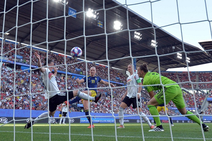 Stina Blackstenius anotó el gol que le dio el triunfo a Suecia ante Alemania y el avance a semifinal de la Copa Mundial de Futbol Femenino, este sábado en París. LA PRENSA/AFP / loic VENANCE