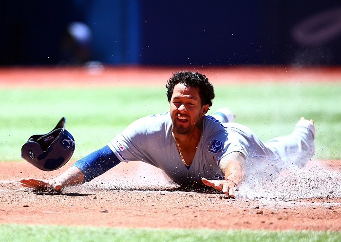 Cheslor Cuthbert tomó una base por bolas y anotó una carrera, en la primera entrada dl partido entre Royals de Kansas City y Azulejos, este domingo en Toronto, Canadá. LA PRENSA/Vaughn Ridley/Getty Images/AFP