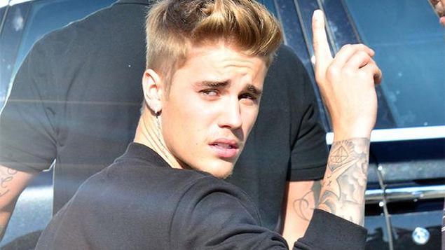 Justin Bieber defiende a su representante, acusado por Taylor Swift de intimidarla