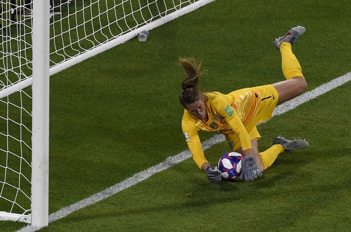 Alyssa Naeher bloqueó el tiro de penalti y preservó al triunfo de Estados Unidos sobre Inglaterra, este martes en semifinales del Mundial de Futbol Femenino, en Lyon, Francia. LA PRENSA/ AFP/ Jean-Philippe KSIAZEK