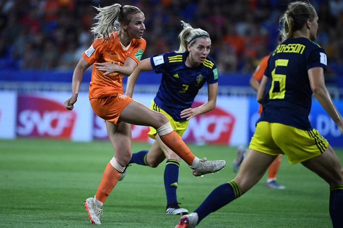 Jackie Groenen al momento de hacer el disparo que le dio el gol de la victoria a Holanda al minuto 99 frente a Suecia, este miércoles en Lyon, Francia. LA PRENSA/AFP/FRANCK FIFE