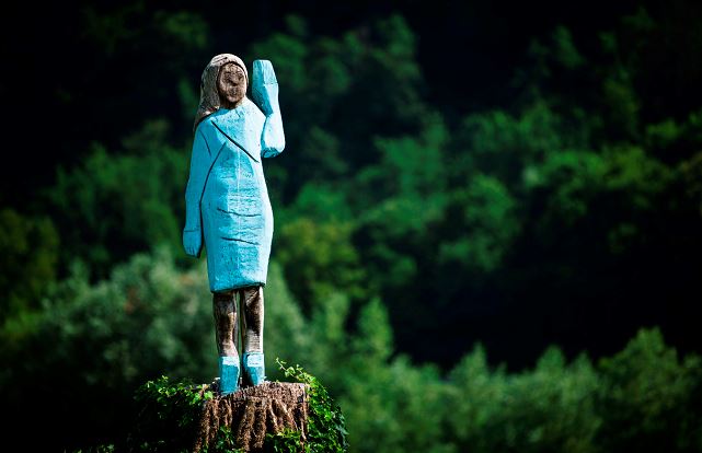 Una estatua de Melania Trump divide a su pueblo natal en Eslovenia