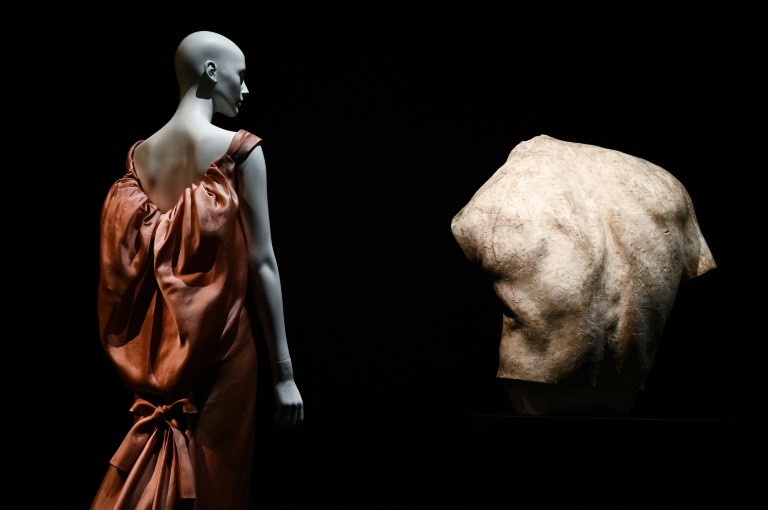 Exposición en París explora la espalda de la mujer en la historia de la moda