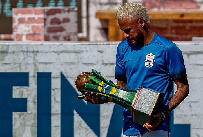 Neymar parece tener un pie fuera del PSG y el otro dentro del Barcelona, aunque el cambio podría tardar más de lo esperado por las hinchadas de ambos equipos. LA PRENSA/AFP/Miguel SCHINCARIOL