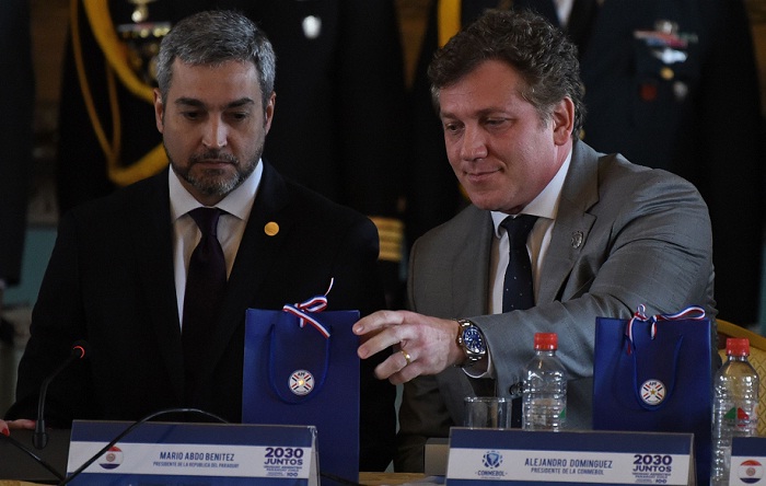 Mario Abdo Benitez, presidente de Paraguay, junto a Alejandro Dominguez, presidente de la Conmebol, durante la reunión en la que se confirmó la candidatura conjunta entre Argentina, Uruguay, Chile y Paraguay, para la organización del Mundial 2030, este jueves en Asunción. LA PRENSA/ AFP/ Norberto DUARTE