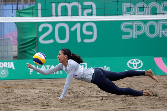 La nicaragüense Swan Mendoza en una acción defensiva frente a Guatemala, este viernes en el voleibol de playa de los Juegos Panamericanos de Lima 2019. LA PRENSA/CORTESÍA/ Paul Vallejos/ Lima 2019