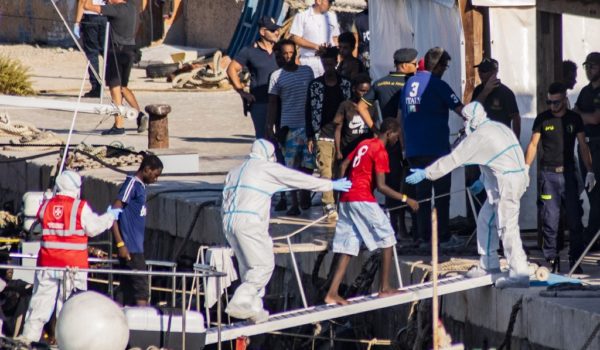 Italia autoriza el desembarco de 27 menores de buque humanitario Open Arms