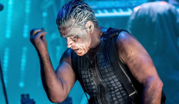 Rammstein: el beso que se dieron sobre el escenario en Moscú los guitarristas de la banda alemana para desafiar a Putin