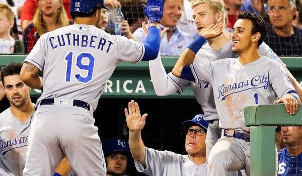 Cheslor Cuthbert (19) es felicitado por sus compañeros de equipo tras conectar su séptimo jonrón de la temporada, este lunes en el Fenway Park de Boston. LA PRENSA/Adam Glanzman/Getty Images/AFP