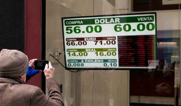 PASO: el dólar se dispara en Argentina tras las elecciones primarias en las que arrasó el kirchnerismo