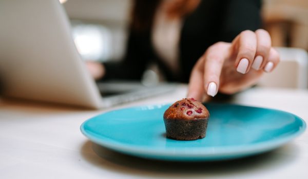 La explicación psicológica de por qué comemos casi cualquier cosa en el trabajo (y qué hacer para evitarlo)