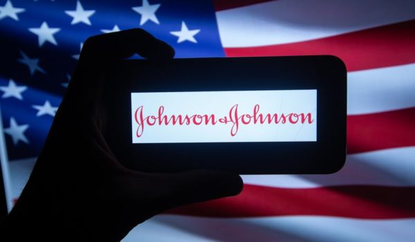Johnson & Johnson: la «histórica» sentencia que condena a la empresa a pagar US$572 millones por su papel en la crisis de los opioides en Estados Unidos