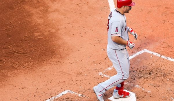 Mike Trout dio su primer jonrón en el Fenway Park este sábado y ya ha sacado la pelota en los 15 estadios de la Liga Americana. LA PRENSA/Adam Glanzman/Getty Images/AFP
