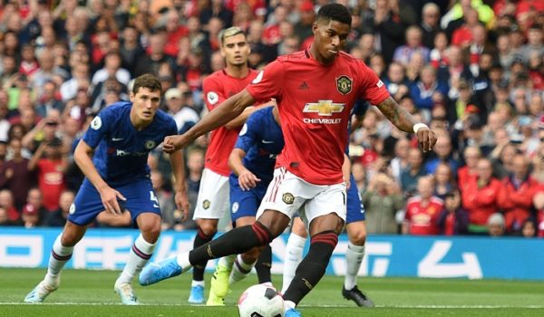 Marcus Rashford anotó par de goles, uno de penalti, en el triunfo del Manchester United ante el Chelsea, este domingo en la Premier League. LA PRENSA/AFP