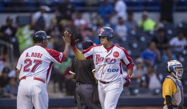 Brian Montiel sacó la pelota del parque y empujó tres carreras en el partido, que el Bíoer ganó 10-8 a la Costa Caribe este domingo en el Estadio Nacional Dennis Martínez. LA PRENSA/ OSCAR NAVARRETE