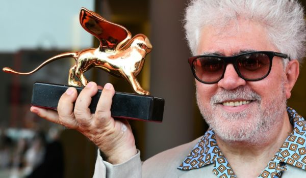 Almodóvar recibe en Venecia el León a la Carrera como un «acto de justicia poética»