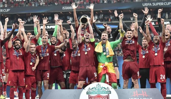 Liverpool levantó por cuarta vez en su historia la Supercopa de Europa, al superar al Chelsea en el partido realizado este miércoles en Estambul. LA PRENSA/AFP/OZAN KOSE