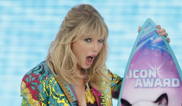Taylor Swift hace poderosa súplica en su discurso en Teen Choice Awards