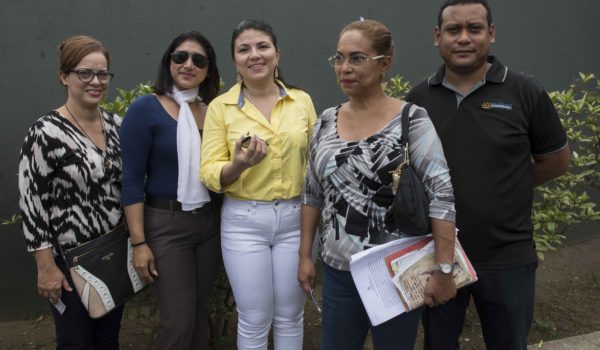 Abogada María Oviedo junto a miembros de Unanic