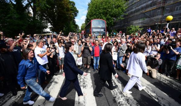 Los Beatles en Abbey Road: los miles de fanáticos que se reunieron para recrear la mítica foto en su 50 aniversario