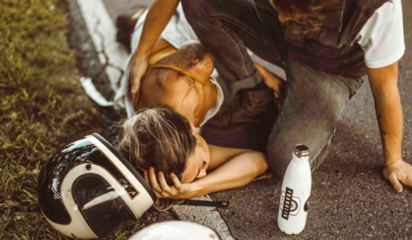 La influencer de Instagram acusada de organizar su propio accidente de moto (y cómo se defiende)
