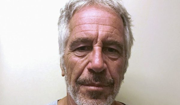 El multimillonario Jeffrey Epstein «firmó el testamento dos días antes de morir» en la cárcel