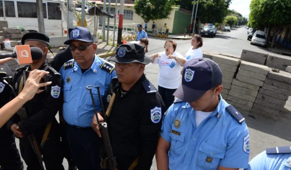 Funcionarios del Centro Nicaragüense de los Derechos Humanos (Cenidh) se atrincheran luego del allanamiento de la Policía Orteguista. LA PRENSA/URIEL MOLINA