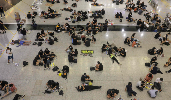 Autoridades de Hong Kong cancelan vuelos durante el día por manifestaciones