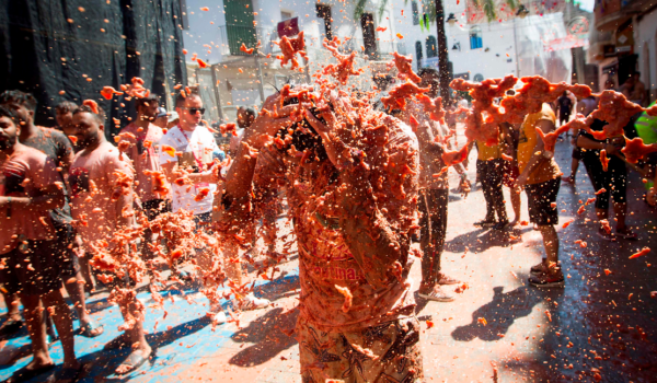 La celebración de la Tomatina en España, en imágenes