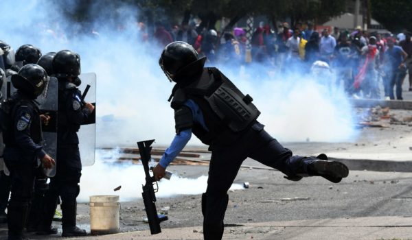 Policías reprimen manifestación opositora en Honduras