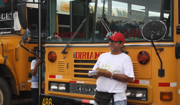 La historia de Edgar Acevedo, el hombre que chequea buses en Diriamba desde hace 35 años