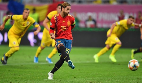 Sergio Ramos anotó de penalti uno de los dos goles con los que España venció a Rumanía, este jueves en las eliminatorias para el Eurocopa 2020. LA PRENSA/AFP / Daniel MIHAILESCU