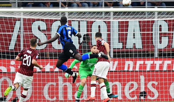 Con un gran remate de cabeza Romelu Lukaku anotó el gol que selló la victoria del Inter sobre el AC Milan. LA PRENSA/AFP / Miguel MEDINA
