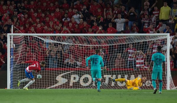Álvaro Vadillo anotó desde el punto de penalti el segundo del Granada, que derrotó de forma inesperada al Barcelona, este sábado en la Liga española. LA PRENSA/ AFP/ JORGE GUERRERO