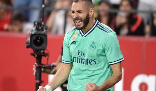 Karim Benzema anotó el gol con el que el Real Madrid superó al Sevilla en un partido bien reñido, este domingo en la Liga española. LA PRENSA/ AFP/ CRISTINA QUICLER