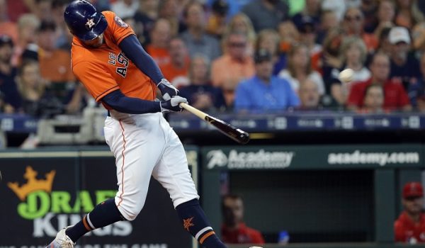 George Springer dio tres jonrones y llegó a 38 en la temporada con los Astros de Houston, que este domingo confirmaron el banderín de la División Oeste de la Liga Americana. LA PRENSA/Bob Levey/Getty